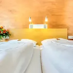 Town - Kleines Privathotel In Bestlage