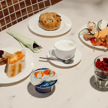 Town - Kleines Privathotel In Bestlage Otel 3*