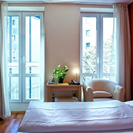 Szálloda Town - Kleines Privathotel In Bestlage 3*