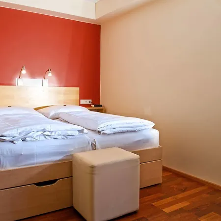 Town - Kleines Privathotel In Bestlage Otel