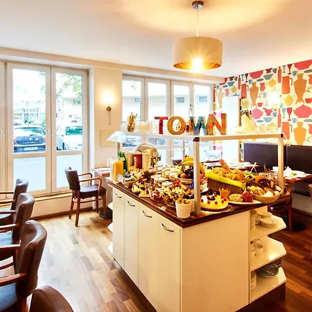 Town - Kleines Privathotel In Bestlage Отель 3*