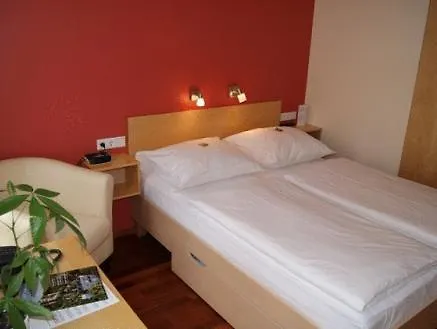 Town - Kleines Privathotel In Bestlage Отель 3*
